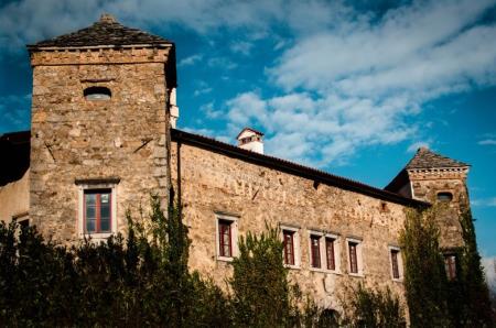 Na sliki je grad Lože z dvema stolpoma